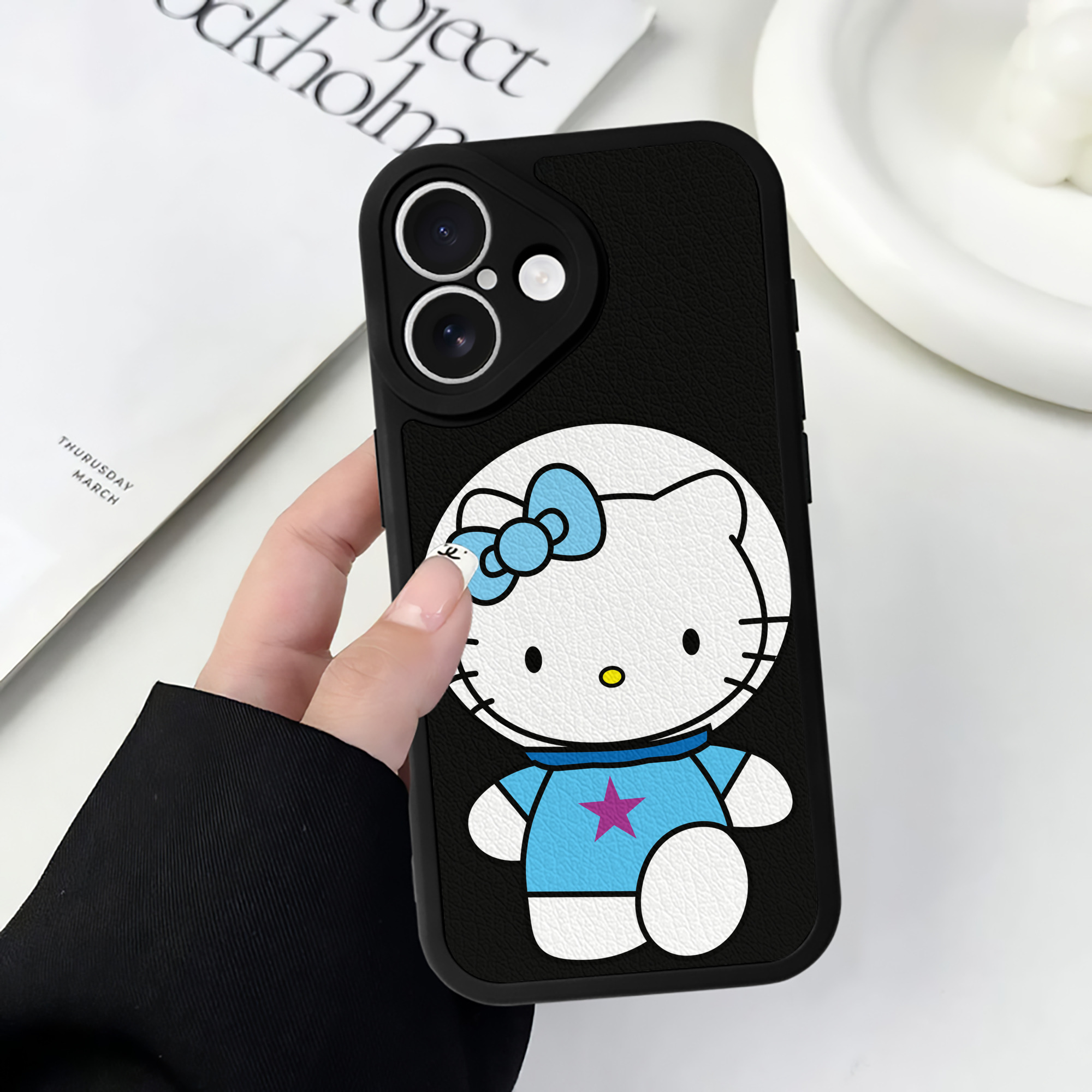 （画像用） Hello Kitty ハローキティ 【iPhone 16シリーズ対応】シリコンスマホケース（レザー調） 材質：シリコン